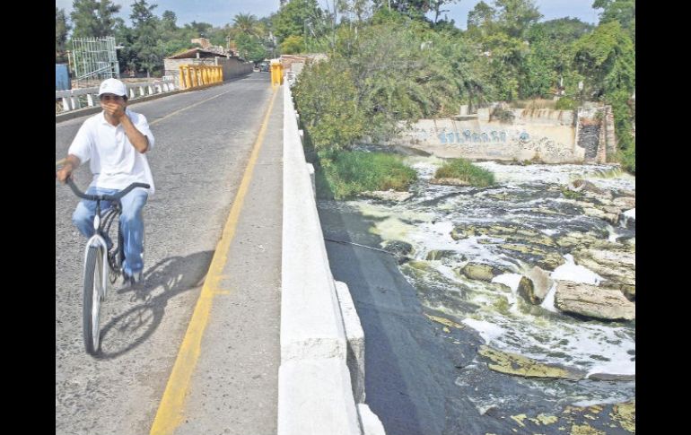 Habitantes exhiben los problemas de contaminación generados por el Río Santiago. A. GARCÍA  /