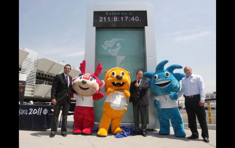 Directivos del aeropuerto y las Mascotas Panamericanas al momento de la develación. A. CAMACHO  /