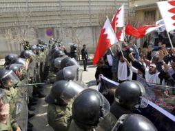 Manifestantes iraníes se enfrentan a los policías antidisturbios durante una protesta. EFE  /