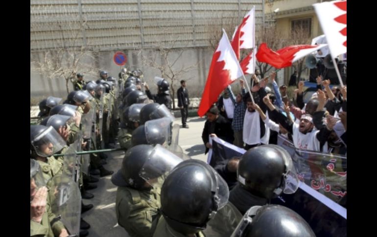 Manifestantes iraníes se enfrentan a los policías antidisturbios durante una protesta. EFE  /