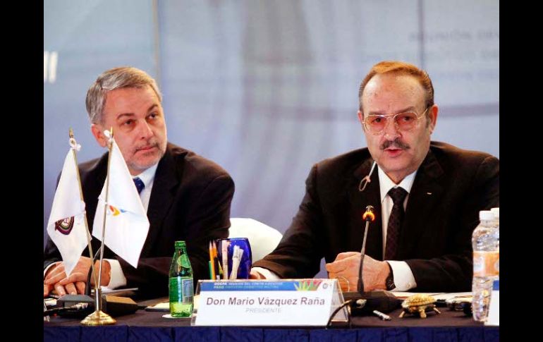 Mario Vázquez Raña (der.) y Emilio González en la reunión de la Odepa. E. PACHECO  /