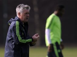 El entrenador Carlo Ancelotti del Chelsea dirige un entrenamiento de su equipo. AP  /