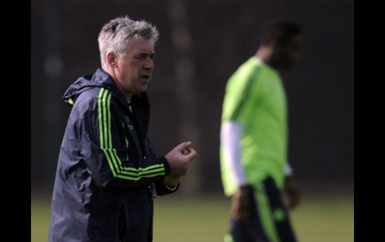 El entrenador Carlo Ancelotti del Chelsea dirige un entrenamiento de su equipo. AP  /