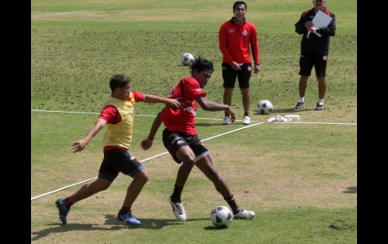 Benjamín Galindo observa el entrenamiento de su equipo. A. CAMACHO  /