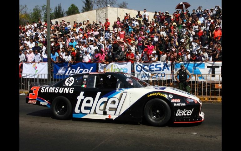 El piloto German Quiroga durante una exhibición de la NASCAR en la ciudad de Guadalajara. MEXSPORT  /