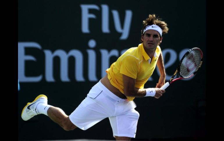 Roger Federer en pleno juego con Stanislas Wawrinka en Indian Wells. EFE  /