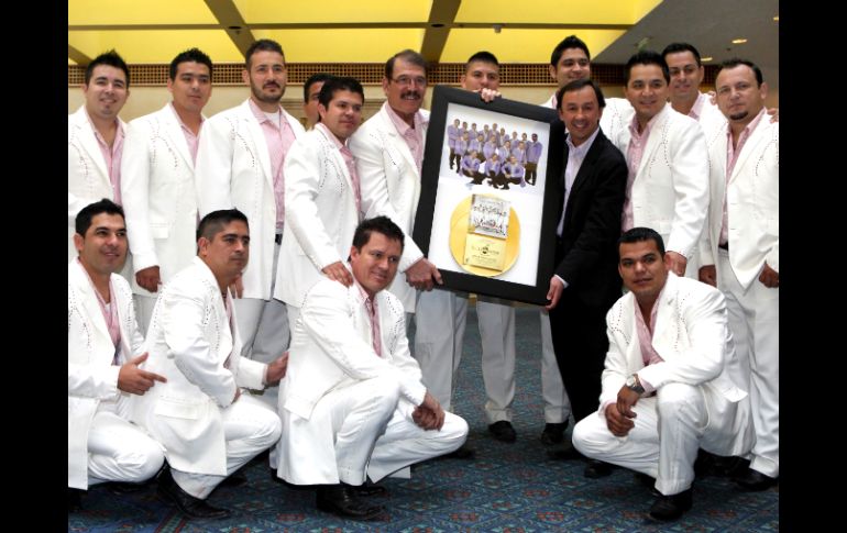 La Arrolladora Banda El Limón, recibió este viernes un doble disco de oro. El UNIVERSAL  /