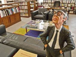 Detalle de una escultura en la biblioteca de la casa en Lanzarote, del Nobel de Literatura 1998, José Saramago.EFE  /