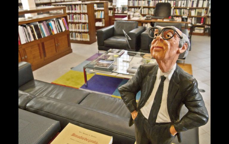 Detalle de una escultura en la biblioteca de la casa en Lanzarote, del Nobel de Literatura 1998, José Saramago.EFE  /