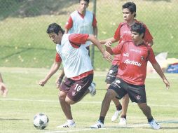 El delantero argentino, Alfredo Moreno, cubre una pelota ante la marca del defensor Luis Robles. MEXSPORT  /