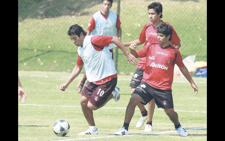 El delantero argentino, Alfredo Moreno, cubre una pelota ante la marca del defensor Luis Robles. MEXSPORT  /