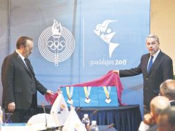 Mario Vázquez Raña, presidente de la Odepa y Emilio González Márquez, develan las medallas panamericanas. E. PACHECO  /