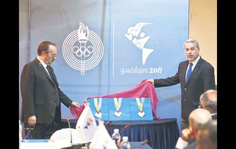 Mario Vázquez Raña, presidente de la Odepa y Emilio González Márquez, develan las medallas panamericanas. E. PACHECO  /