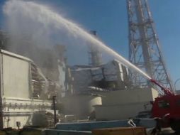 Un camión echa agua a uno de los reactores en Fukushima. AP  /