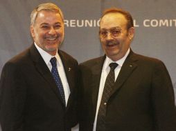 El gobernador del Estado, Emilio Gonzaléz, junto a Mario Vázquez Raña, presidente de la Odepa. M. FREYRÍA  /