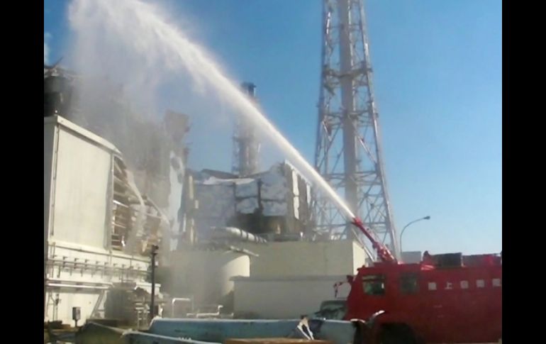 Durante varias horas, camiones de bomberos arrojaron agua al reactor para lograr bajar la temperatura. AFP  /