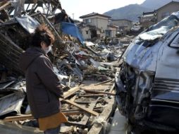 Una superviviente entre los escombros ocasionados del tsunami. EFE  /