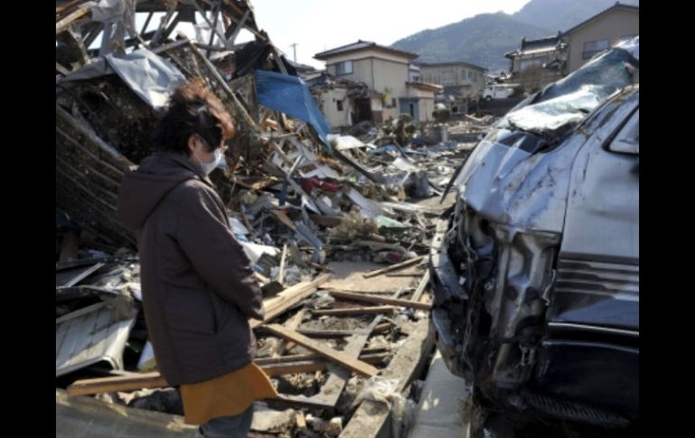 Una superviviente entre los escombros ocasionados del tsunami. EFE  /