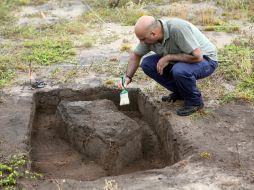 Un arqueólogo trabaja con los restos humanos del primer asentamiento colonial en el Río de la Plata. EFE  /