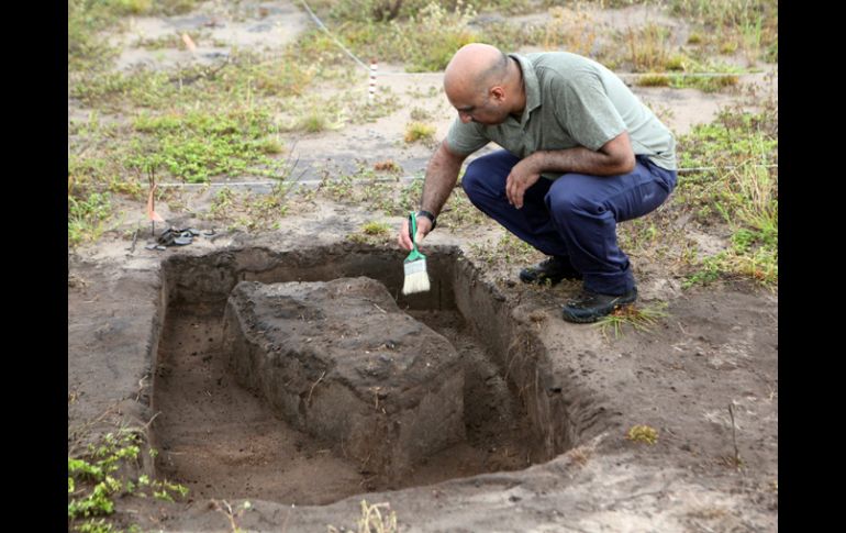 Un arqueólogo trabaja con los restos humanos del primer asentamiento colonial en el Río de la Plata. EFE  /