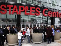 Los fanáticos esperan fuera del Staples Center debido al incidente. AP  /