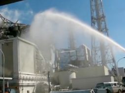 Los trabajadores de la planta siguen con las labores de enfriamiento del reactor tres. AFP  /