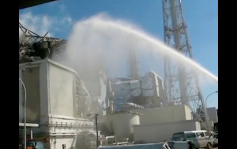 Los trabajadores de la planta siguen con las labores de enfriamiento del reactor tres. AFP  /