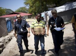 Oficiales de la policía francesa transportan cajas con las papeletas de voto. EFE  /