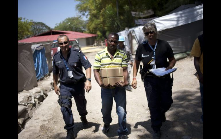 Oficiales de la policía francesa transportan cajas con las papeletas de voto. EFE  /