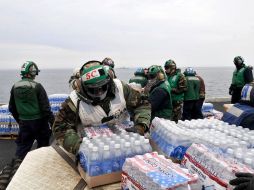 Marines preparan cajas de agua y palés con provisiones humanitarias en las costas de Japón. EFE  /