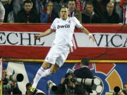 El francés Karim Benzemá “vuela” por los aires, tras lograr su anotación, la primera del partido, al Atlético de Madrid. REUTERS  /