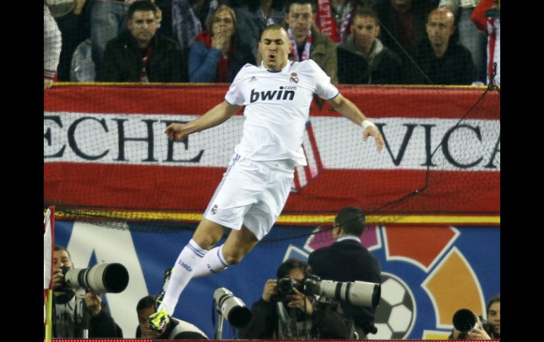 El francés Karim Benzemá “vuela” por los aires, tras lograr su anotación, la primera del partido, al Atlético de Madrid. REUTERS  /