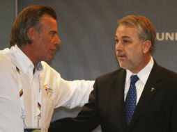 Carlos Andrade Garín, director del Copag, dialoga con el gobernador Emilio González Márquez, durante la Asamblea de Odepa. M. FREYRÍA  /