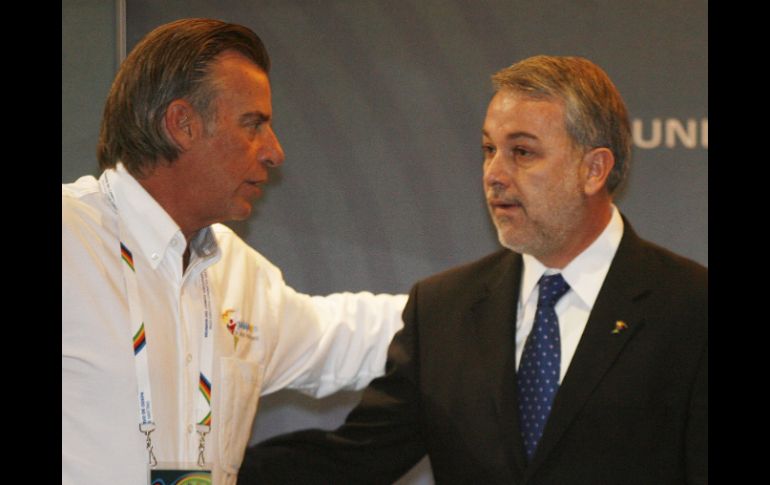 Carlos Andrade Garín, director del Copag, dialoga con el gobernador Emilio González Márquez, durante la Asamblea de Odepa. M. FREYRÍA  /