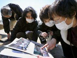 Continúa la emergencia en Japón; los muertos por el sismo y el tsunami llegan a siete mil 700. AP  /