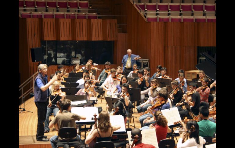 Se muestra la orquesta sinfónica de YouTube durante los ensayos bajo la dirección Michael Tilson. EFE  /