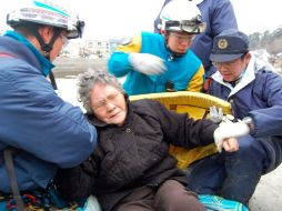 Los servicios de rescate encuentran con vida a una anciana, tras permanecer nueve días atrapada entre los escombros. EFE  /