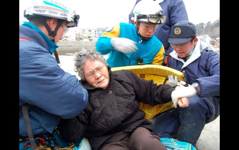 Los servicios de rescate encuentran con vida a una anciana, tras permanecer nueve días atrapada entre los escombros. EFE  /