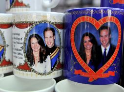 Objetos conmemorativos y de recuerdo de la boda real se venden en una tienda de Londres. EFE  /