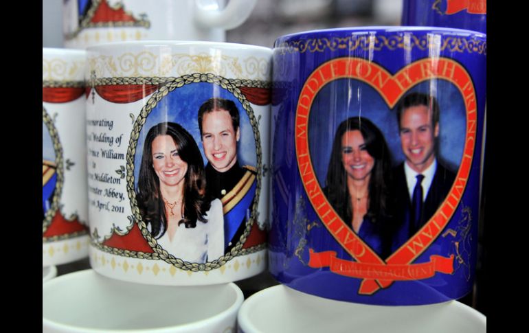 Objetos conmemorativos y de recuerdo de la boda real se venden en una tienda de Londres. EFE  /