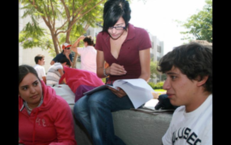 El alumno escucha de primera mano la información sobre ciencia. ARCHIVO  /