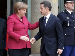 El presidente francés, Nicolas Sarkozy con la canciller alemana Angela Merkel. ARCHIVO  /