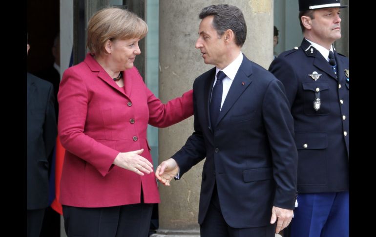 El presidente francés, Nicolas Sarkozy con la canciller alemana Angela Merkel. ARCHIVO  /