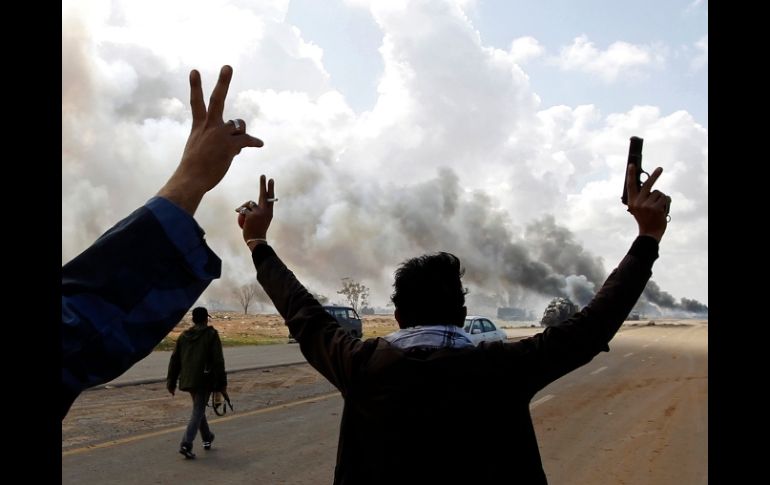 Rebeldes en Bengasi celebran los daños ocasionados a fuerzas del régimen libio. REUTERS  /