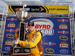 Kyle Busch con el trofeo de la NASCAR. AFP  /