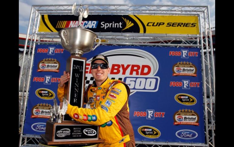 Kyle Busch con el trofeo de la NASCAR. AFP  /