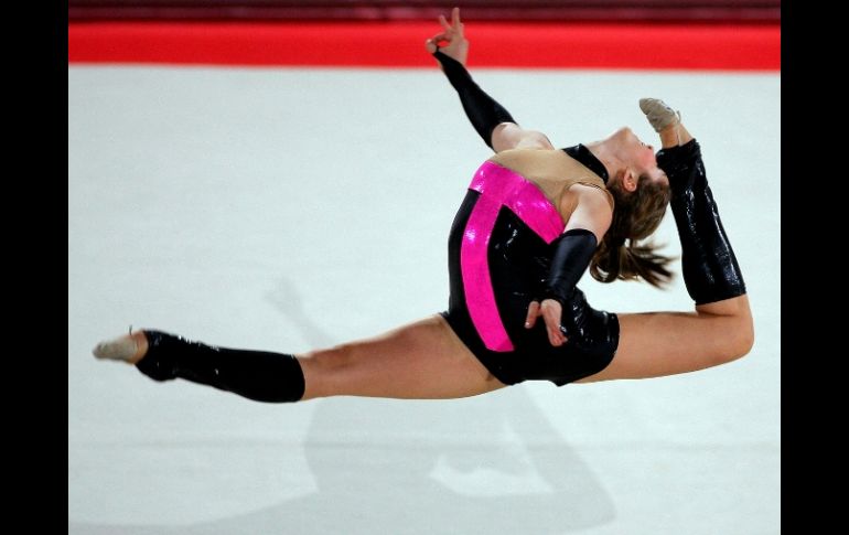 Cynthia Valdez durante rutina de gimnasia en 2008. MEXSPORT  /