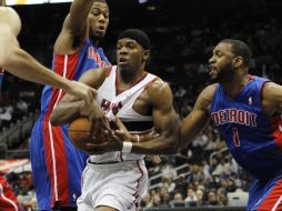 Joe Johnson esquivando a los jugadores de Detroit durante el encuentro con el equipo. AP  /