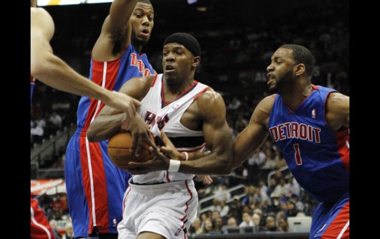 Joe Johnson esquivando a los jugadores de Detroit durante el encuentro con el equipo. AP  /