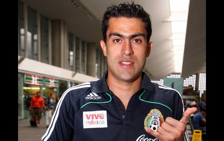 Foto de archivo de Nery Castillo en el aeropuerto antes del partido contra el Salvador. MEXSPORT  /